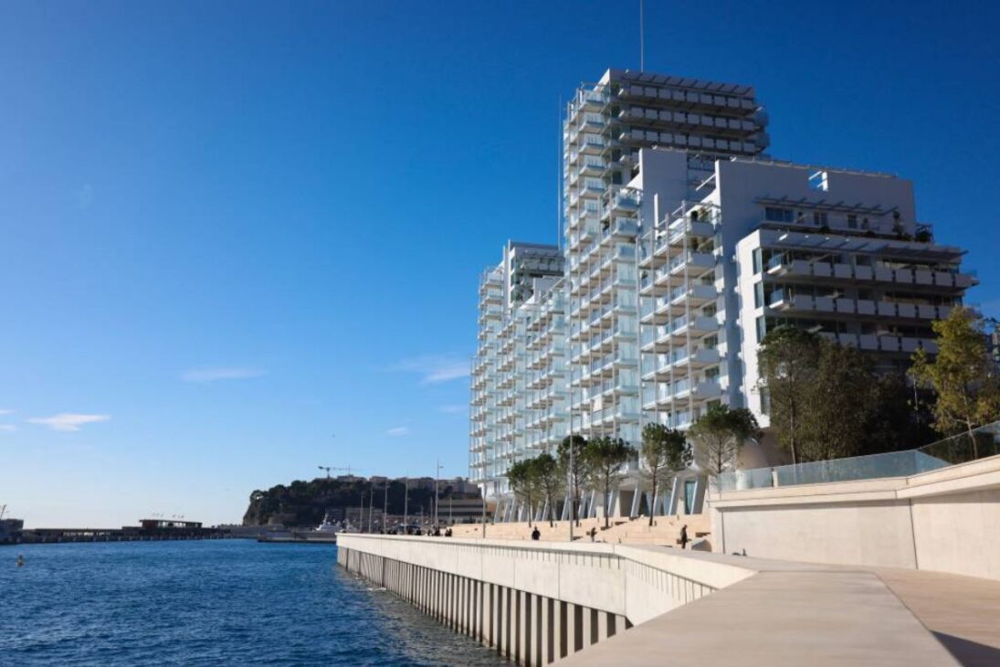 En Mónaco, un barrio de lujo construido sobre el mar con marina diseñada en colaboración con Renzo Piano atrae multimillonarios y redefine el nivel de los proyectos inmobiliarios de élite