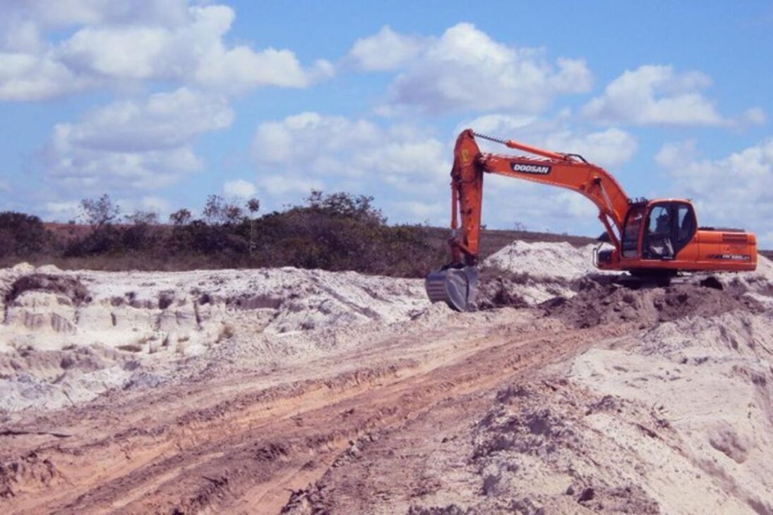 En un mercado global de arena multimillonario, la arena ilegal y la extracción ilegal de arena alimentan a la mafia de la arena, devastan ríos, presionan el concreto y amplían el riesgo ambiental oculto.