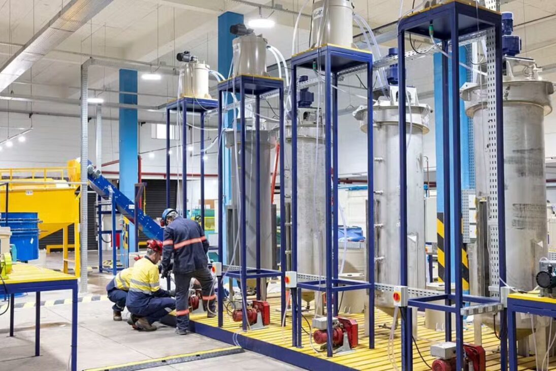 tierras raras: Poços de Caldas inaugura laboratorio de extracción del Proyecto Caldeira; Copam aplaza licenciamiento y amplía debate sobre seguridad nuclear.