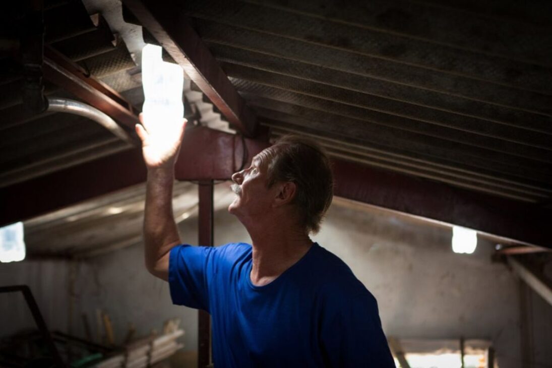 Lámpara con botella PET de Alfredo Moser reaprovecha botella PET, reduce la factura de luz, ahorra energía eléctrica y lleva la invención brasileña al mundo.