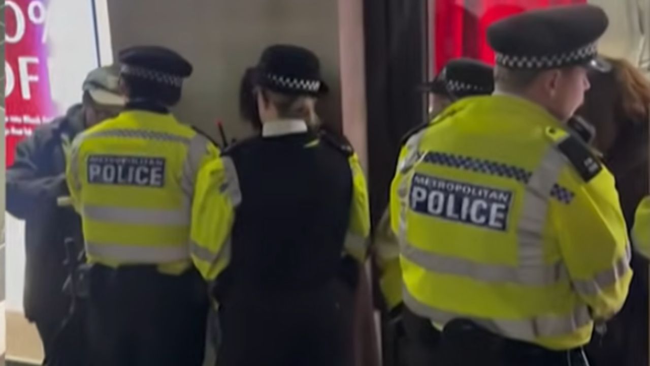 Cazador de carteristas graba flagrantes en las calles de Londres, expone carteristas en las redes sociales y alcanza millones de visualizaciones.