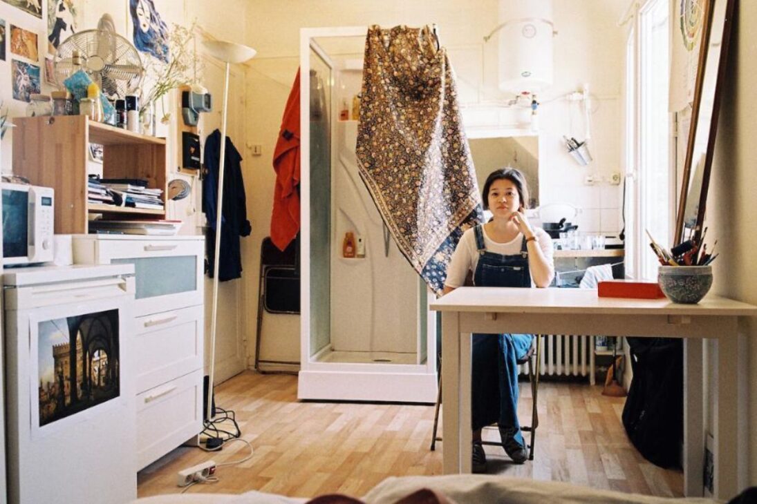 Brasileños en París viven en microapartamento, enfrentan alquiler absurdo en la crisis de vivienda e insisten en mantener el sueño francés a pesar del apretón financiero.