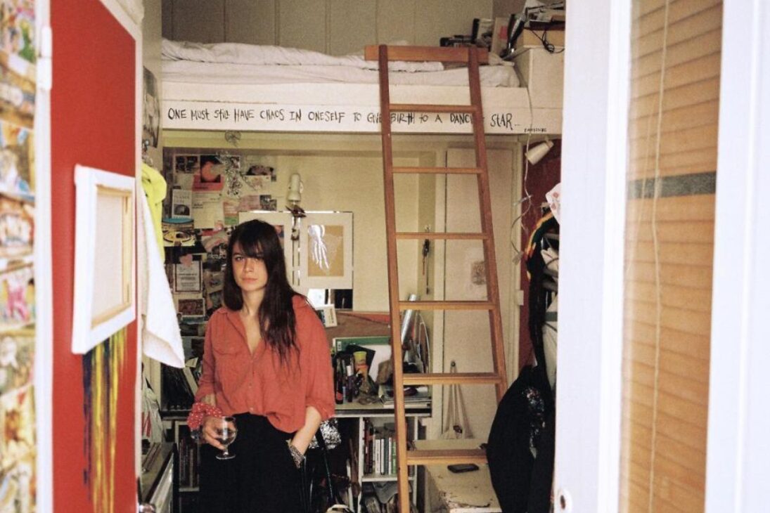 Brasileños en París viven en microapartamento, enfrentan alquiler absurdo en la crisis de vivienda e insisten en mantener el sueño francés a pesar del apretón financiero.