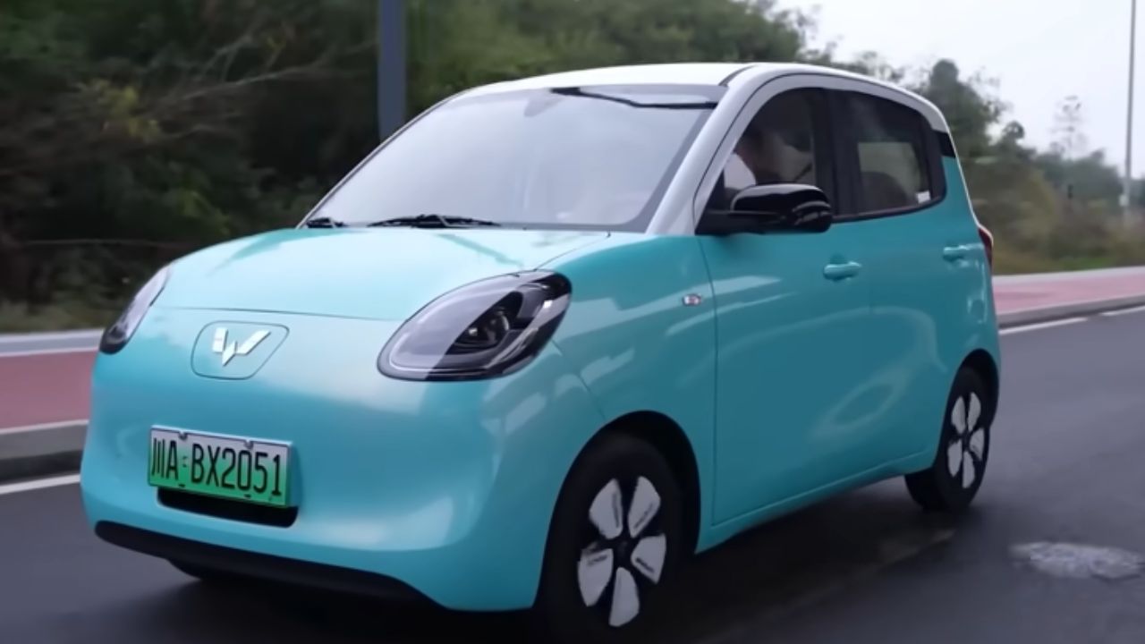 El coche eléctrico que cuesta poco más que un iPhone, el Mini EV, es el coche eléctrico más barato del mundo, apuesta de la movilidad urbana y del coche eléctrico barato.