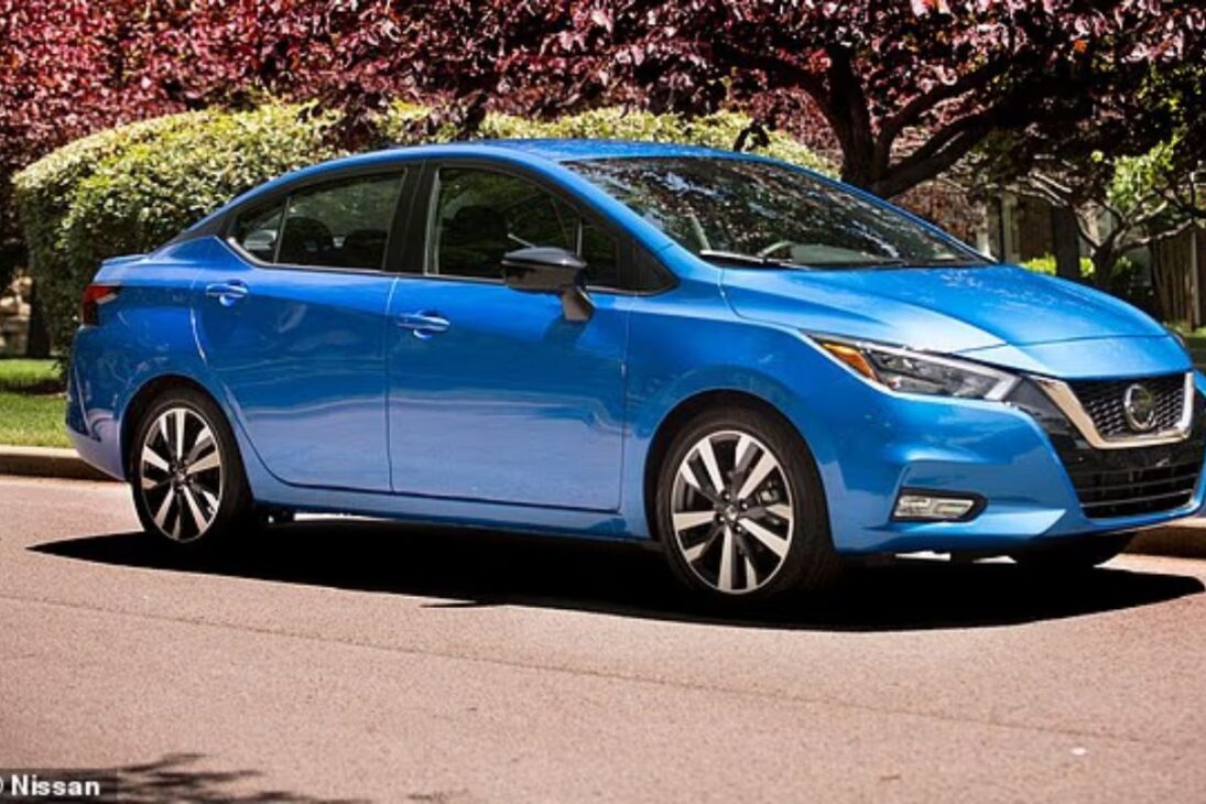 coche nuevo más barato Nissan Versa sale de línea, deja a personas de bajos ingresos sin opción accesible y empuja al mercado hacia SUVs caros y deudas récord en EE.UU.