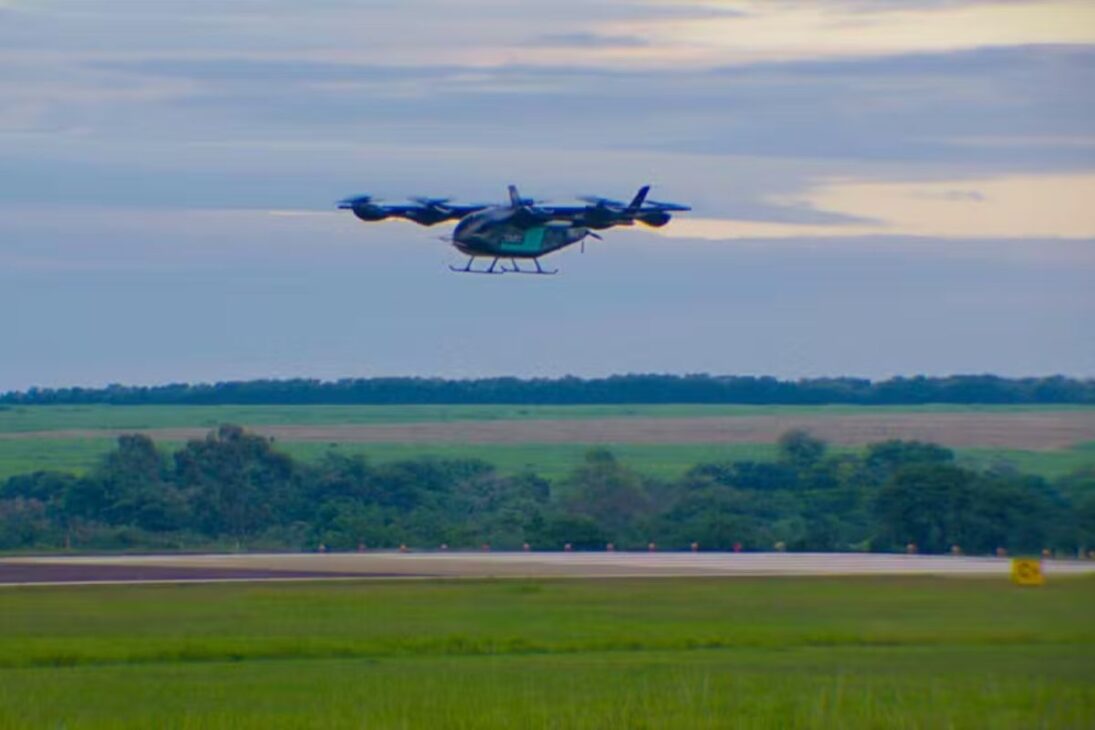 Coche volador de Embraer realiza su primer vuelo como eVTOL en São Paulo, inicia pruebas para transporte urbano e impulsa la movilidad urbana en 2027.