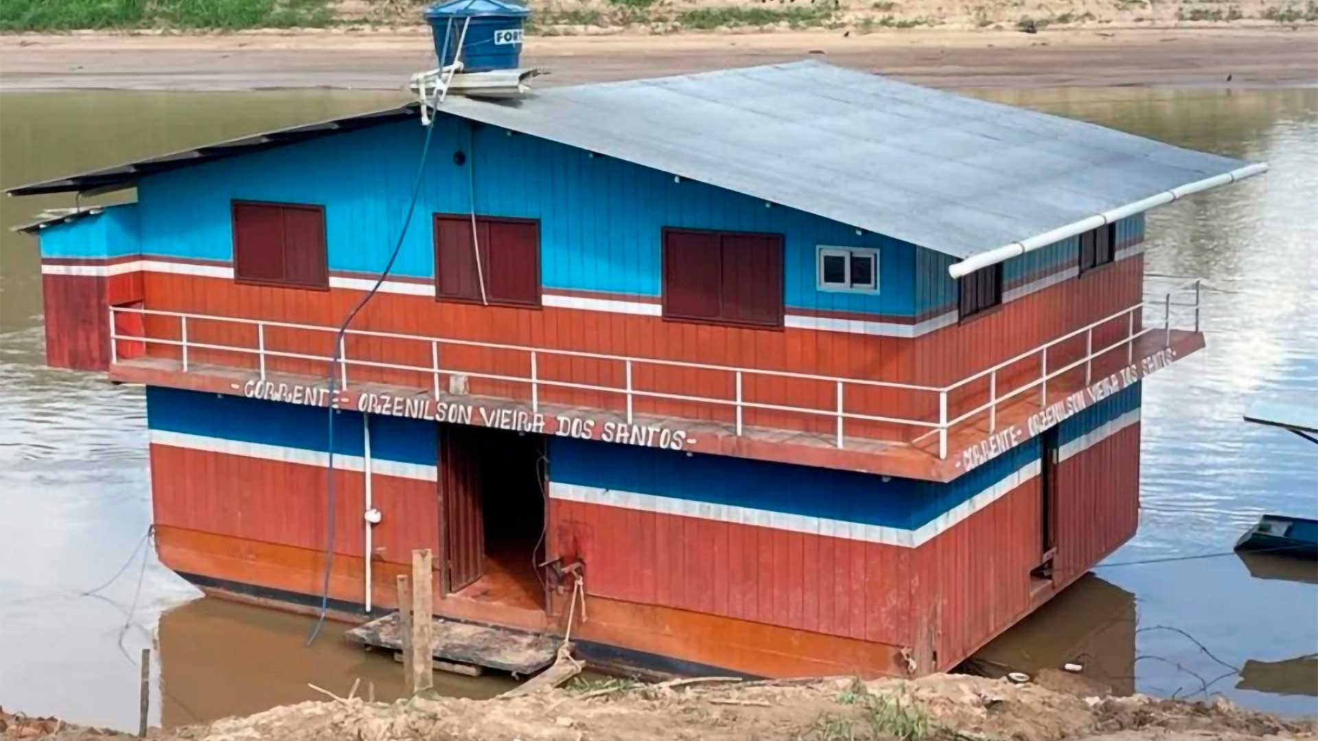 Casal compra casa flutuante por R$ 100 mil e viajam sozinhos pelo rio, para realizar sonho antigo de oficina sobre balsa, entre Acre e Amazonas