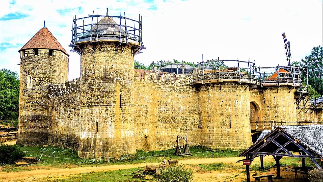 Conozca el Castillo Guédelon, un castillo medieval de la Edad Media en pleno taller de obras con grúas de rueda y técnicas históricas en acción.