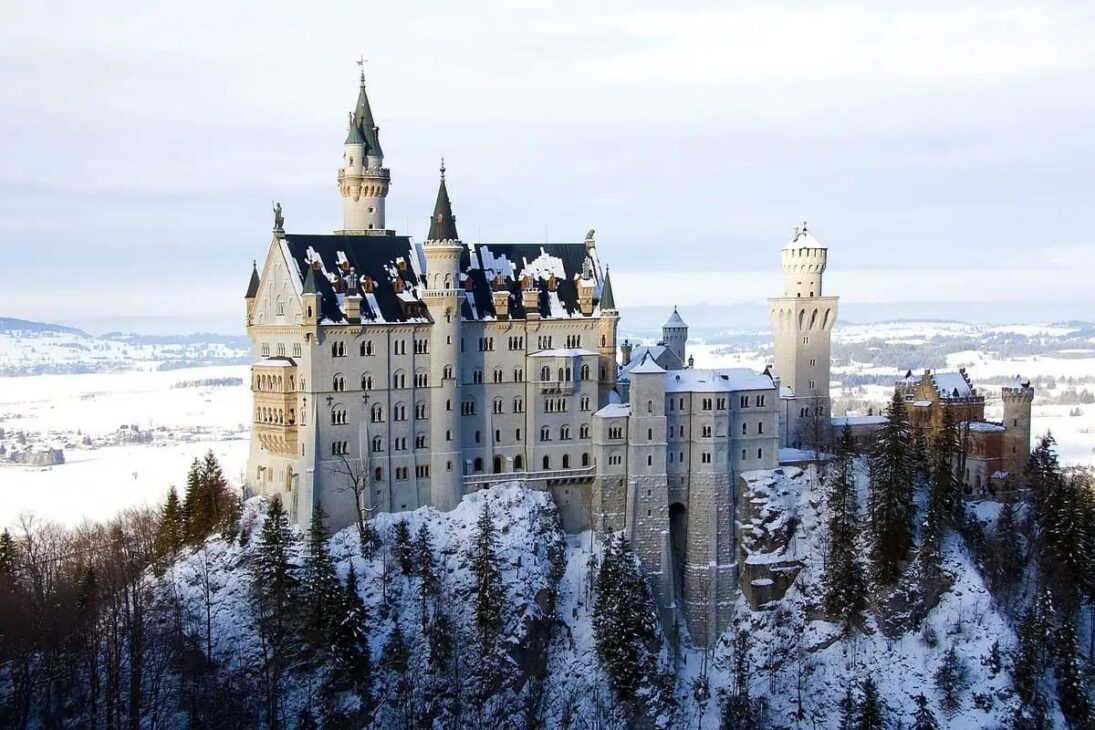 Neuschwanstein, castillo de cuento de hadas en Baviera, revela el destino del rey Luis II y cómo se convirtió en símbolo de Alemania turística.