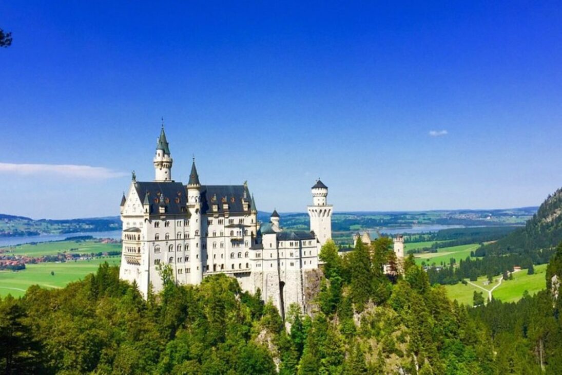 Neuschwanstein, castillo de cuento de hadas en Baviera, revela el destino del rey Luis II y cómo se convirtió en símbolo de Alemania turística.