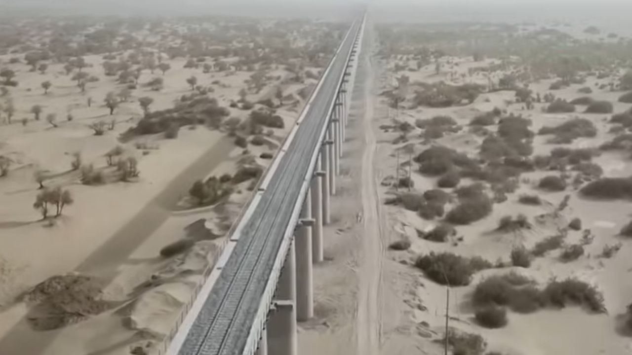 China constrói ferrovia de alta velocidade com 2 mil km no deserto de Gobi, cruza montanhas e areia, reduz viagens em oito horas e transforma regiões isoladas em polos estratégicos