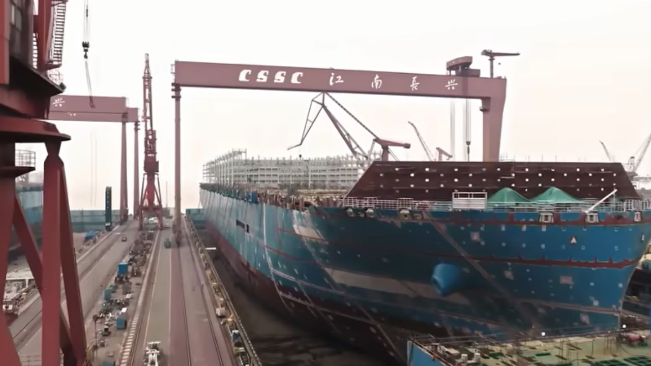 Barco portacontenedor en el astillero cerca de Shanghái con motor a gas natural reduce emisiones y lleva 23 mil contenedores.