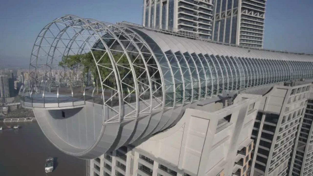 túnel subacuático gigante en el Delta del Río de las Perlas: islas artificiales, rascacielo acostado y puerto automatizado en detalle.