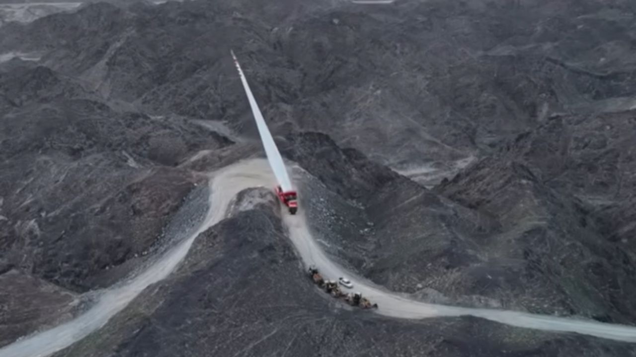 La energía eólica crece con turbinas eólicas gigantes en el desierto de Gobi: paleta de 108 metros y grúa de 4,000 toneladas cambian la logística.
