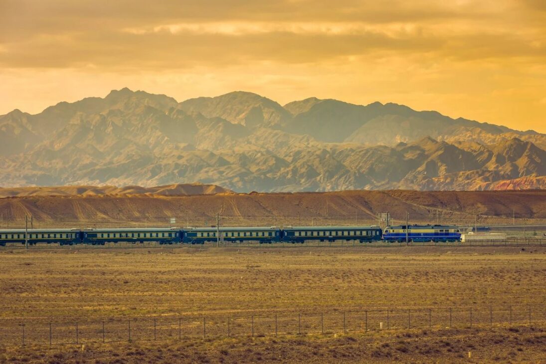 ferrovía de alta velocidad cruza el desierto de Gobi con fijación de arena, viaductos y medidas contra vientos extremos, reuniendo soluciones de ingeniería para dunas, vientos y operación segura en el Oeste chino.