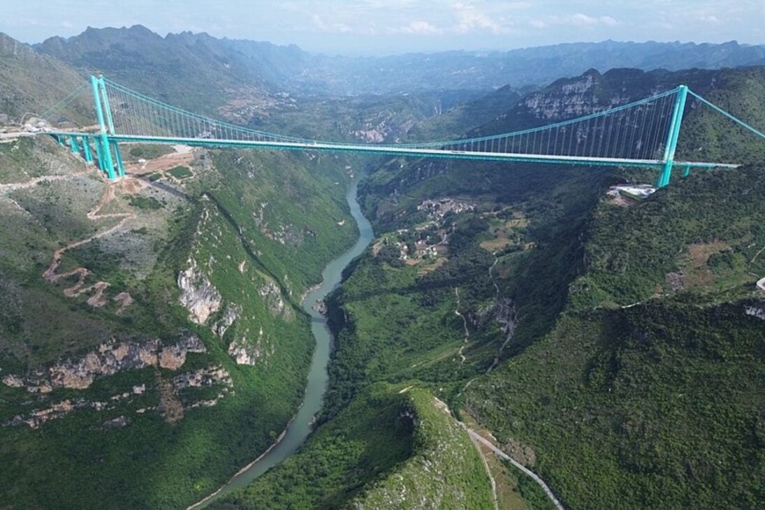 Reportaje muestra cómo China levanta el Puente Huajiang sobre el cañón Huajiang en Guizhou, corta una montaña, consagra el puente más alto del mundo y transforma un antiguo cuello de botella en una vitrina turística y logística global.