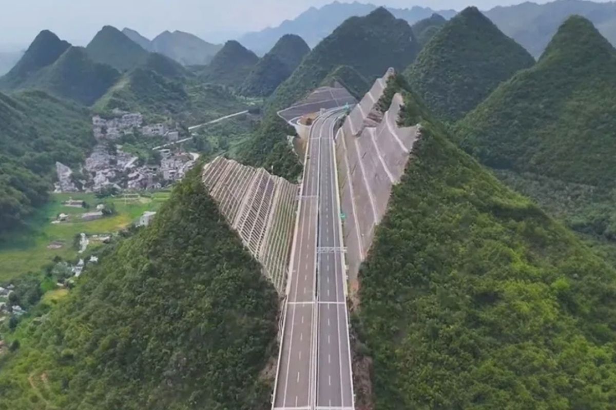 Reportagem mostra como a China ergue a Ponte Huajiang sobre o cânion Huajiang em Guizhou, corta uma montanha, consagra a ponte mais alta do mundo e transforma um antigo gargalo em vitrine turística e logística global.