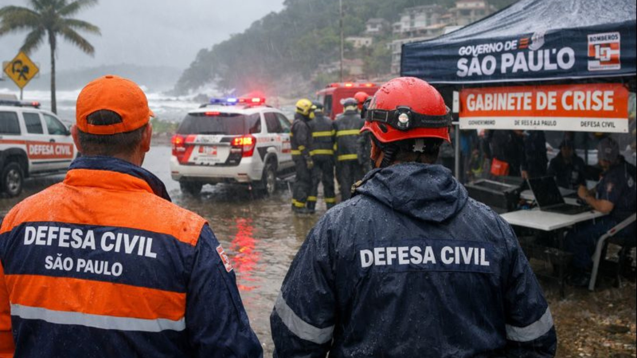 Gabinete de crise coordena ações preventivas da Defesa Civil de São Paulo diante das chuvas fortes previstas para o litoral paulista.