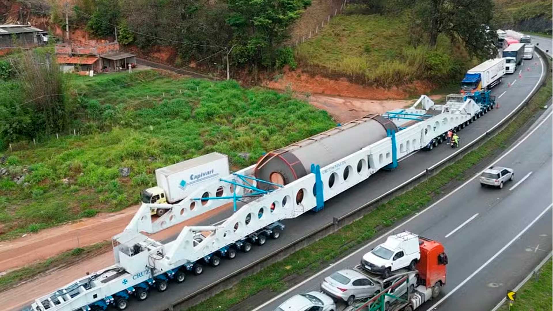 Com 123 m de comprimento, cerca de 300 pneus e 5 m de altura, carreta gigante trava pistas e exige megaescolta enquanto carga de 636 toneladas levando peça chinesa até fábrica em Goiás