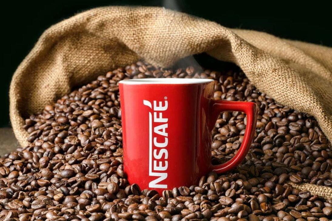 Nescafé soluble hecho de café concentrado y granos de café se convierte en café soluble y café instantáneo estable, con producción global y validez de 24 meses.