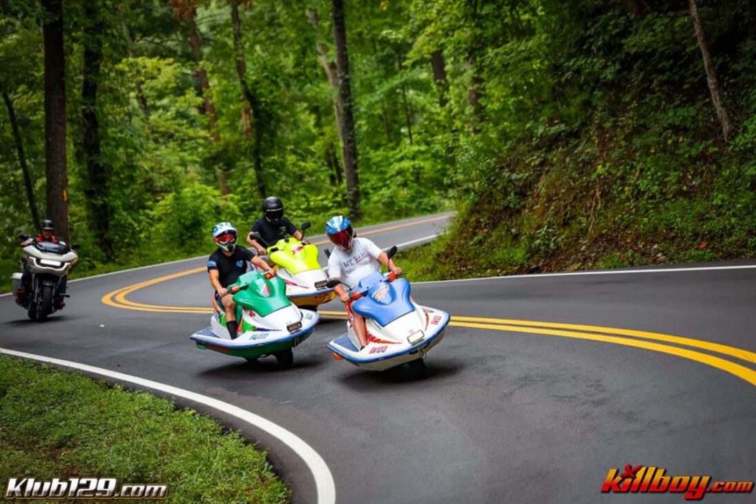 carretera Rabo del Dragón Tail of the Dragon en Carolina del Norte y Tennessee, en la U.S. Route 129, cruza las Great Smoky Mountains y ofrece curvas y aventura