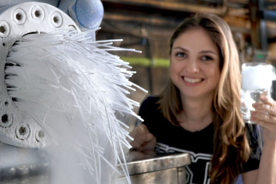 hielo seco transforma dióxido de carbono en nieve carbónica, bloques y pellets de hielo seco utilizados en el transporte de vacunas y en la refrigeración de cargas sensibles.