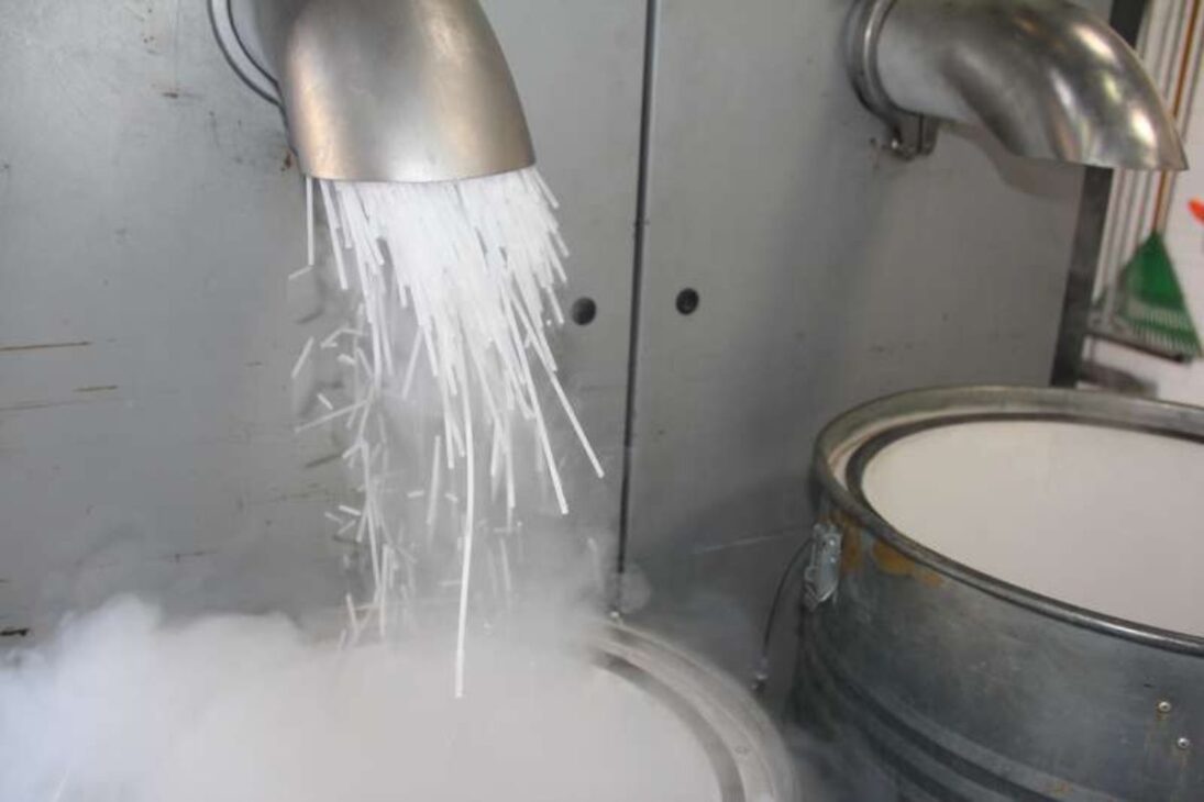 hielo seco transforma dióxido de carbono en nieve carbónica, bloques y pellets de hielo seco utilizados en el transporte de vacunas y en la refrigeración de cargas sensibles.