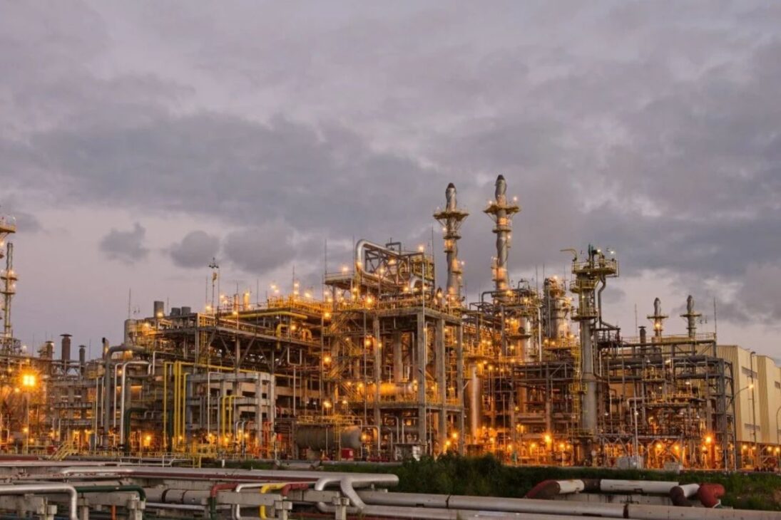 Con R$ 12 mil millones, Petrobras amplía la Refinería Abreu e Lima en Pernambuco, duplica la producción enfocada en diésel S10, instala una planta fotovoltaica y impulsa empleos en toda la región.