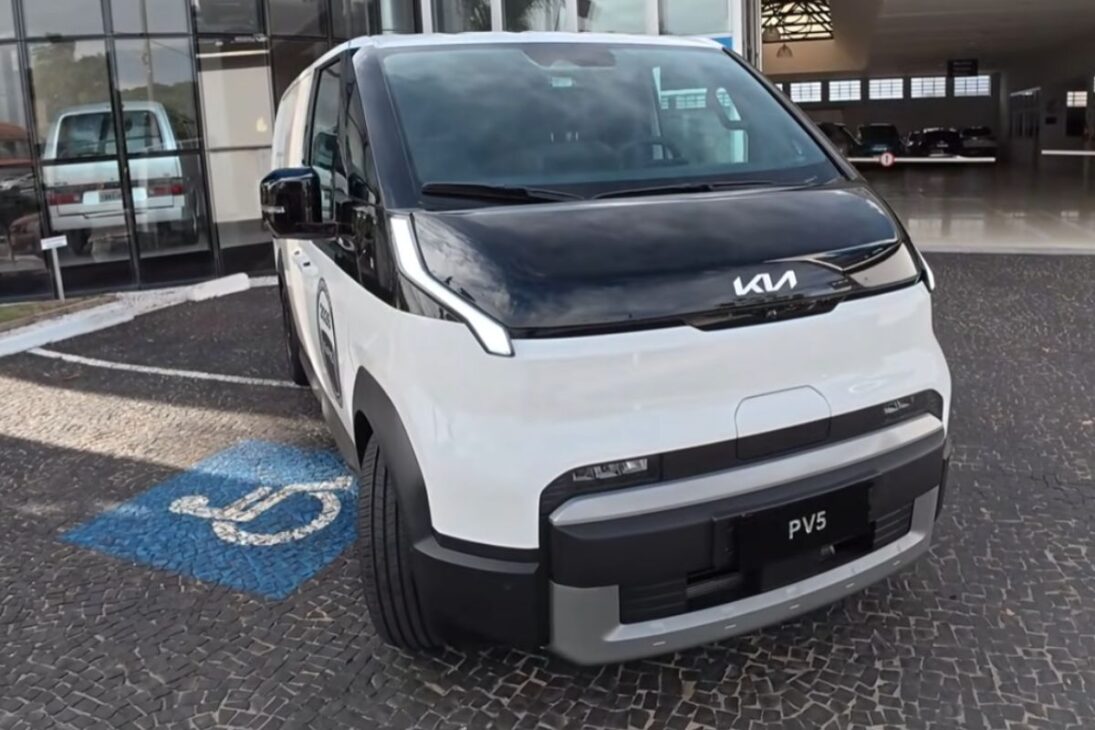 Furgonetas eléctricas como el Kia PV5 ganan espacio en el transporte urbano al unir autonomía, costo de funcionamiento bajo y eficiencia real para trabajo diario.