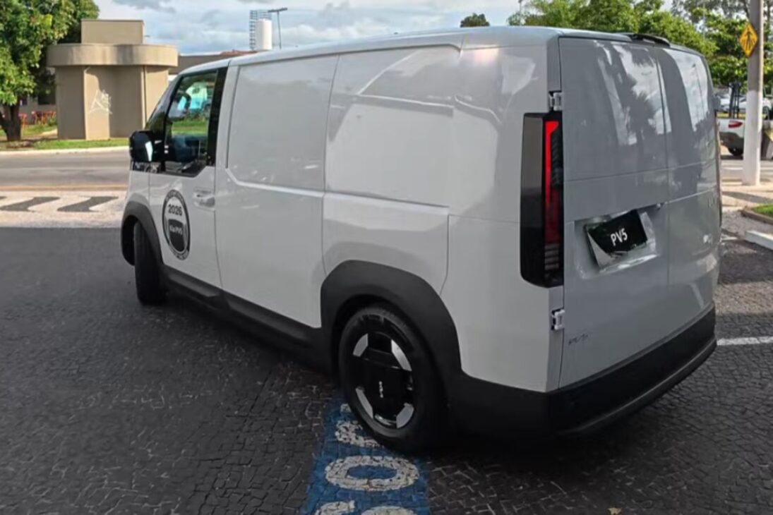 Furgonetas eléctricas como el Kia PV5 ganan espacio en el transporte urbano al unir autonomía, costo de funcionamiento bajo y eficiencia real para trabajo diario.