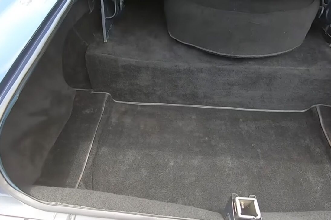 Ford Landau 1982 placa preta com motor V8 é sofá sobre rodas e revive o maior sedã já vendido no Brasil em luxo, espaço e nostalgia.