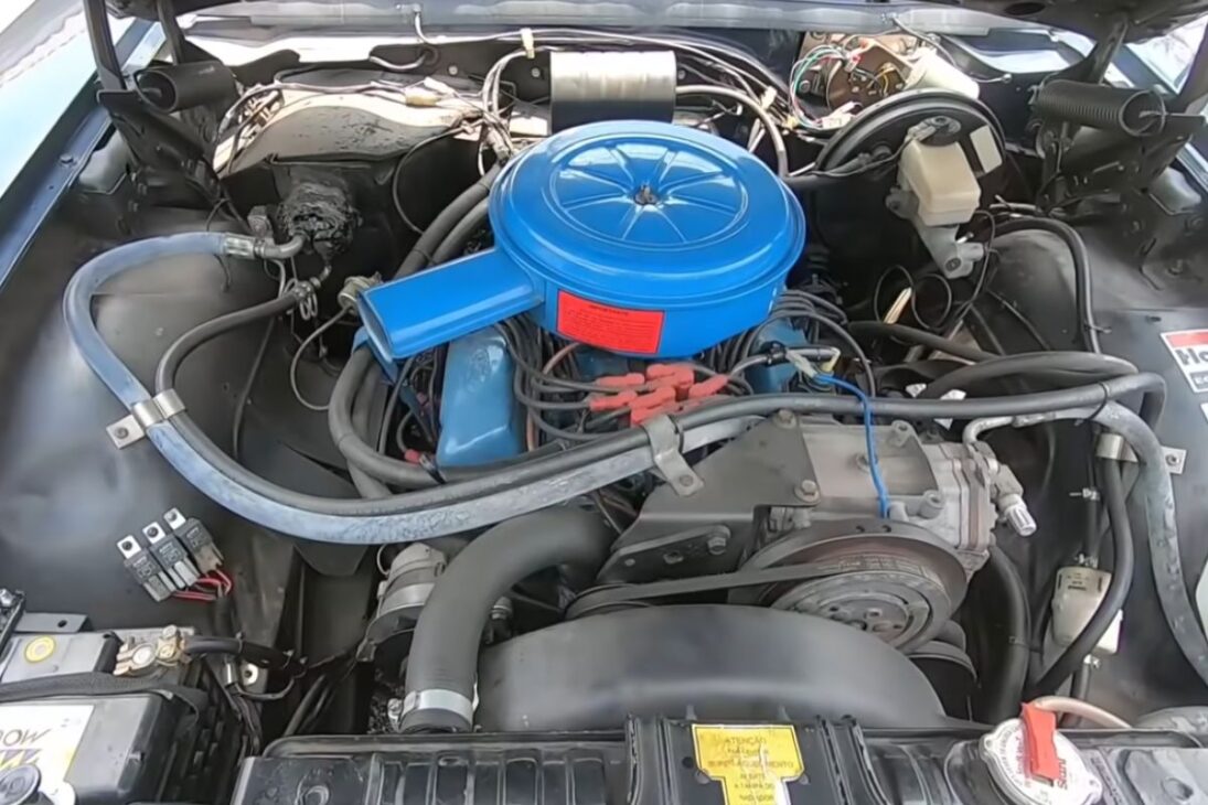 Ford Landau 1982 placa preta com motor V8 é sofá sobre rodas e revive o maior sedã já vendido no Brasil em luxo, espaço e nostalgia.