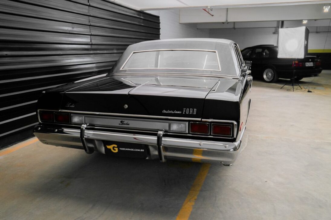 Ford Landau 1982 placa preta com motor V8 é sofá sobre rodas e revive o maior sedã já vendido no Brasil em luxo, espaço e nostalgia.