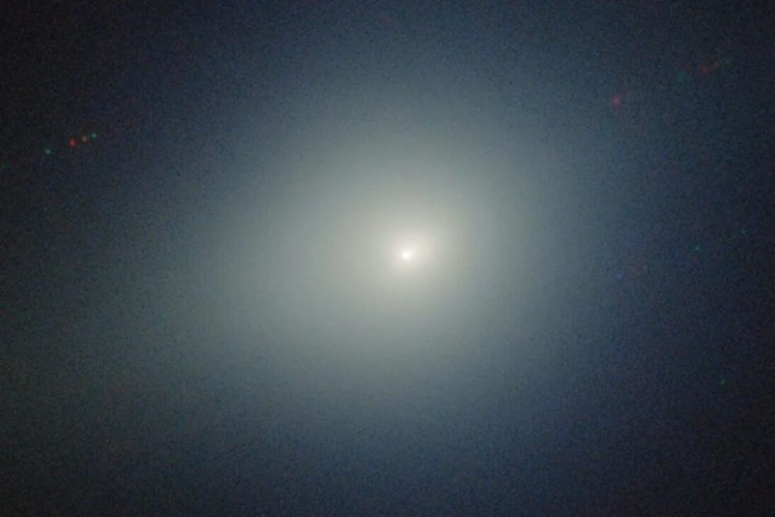 Cuando el cometa interestelar 3I/ATLAS hace su mayor aproximación a La Tierra el 19 de diciembre de 2025, el cometa interestelar 3I/ATLAS aleja rumores de impacto y refuerza el interés de La Tierra por la ciencia espacial.