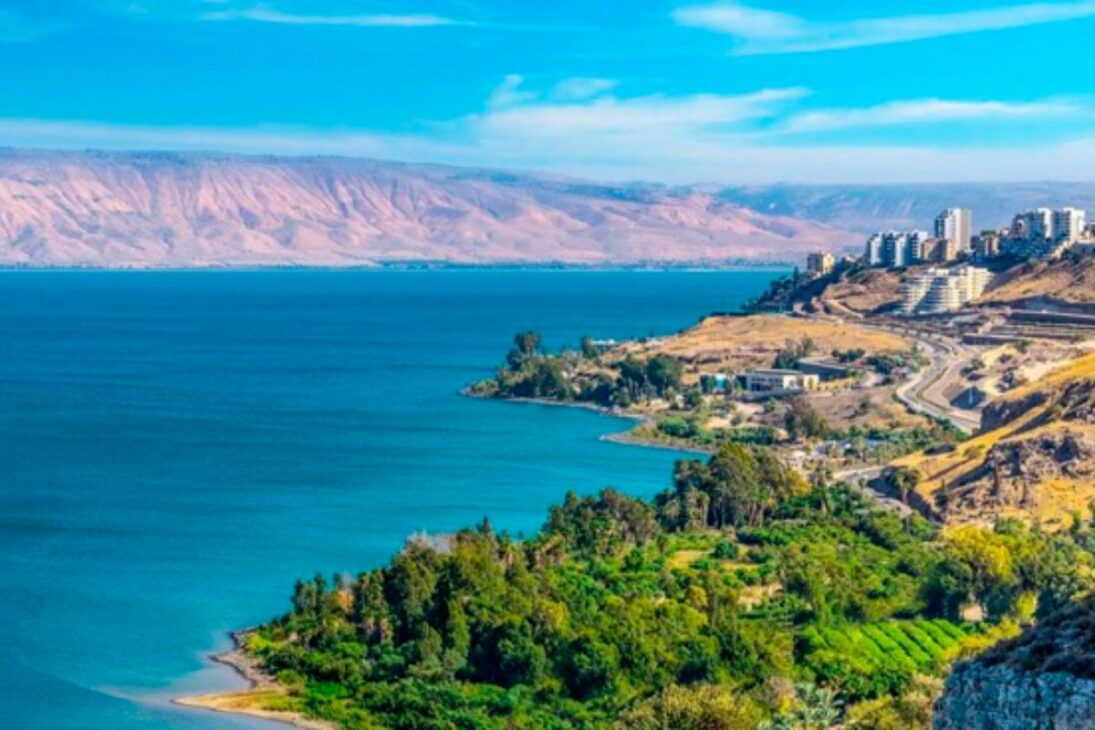 Israel enfrenta la crisis hídrica con desalinización, reciclaje de aguas residuales y envío de agua al Mar de Galilea, exportando soluciones para regiones secas.