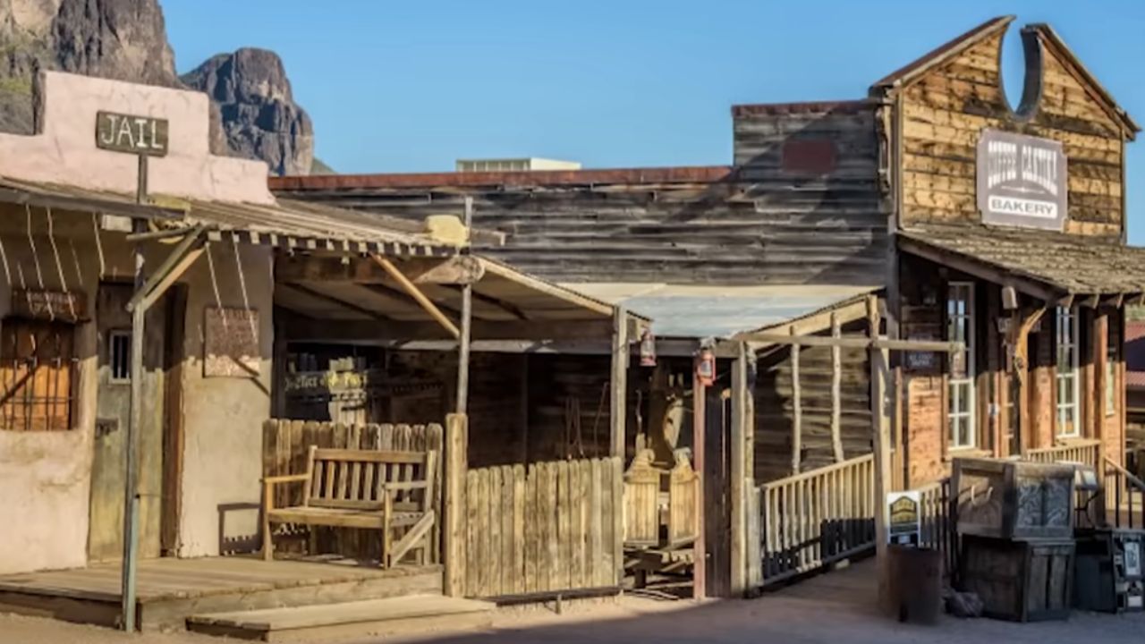 Descubre la realidad de las ciudades del Viejo Oeste. Entiende cómo la violencia brutal y la falta de ley creaban un escenario muy diferente al de las películas.