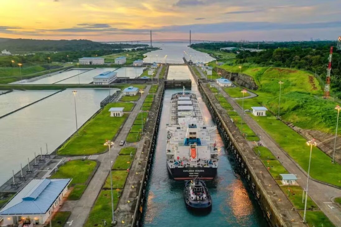El Canal de Panamá usa las eclusas del Canal de Panamá y el lago Gatún para operar incluso en crisis hídrica y seguir siendo vital para el comercio mundial.