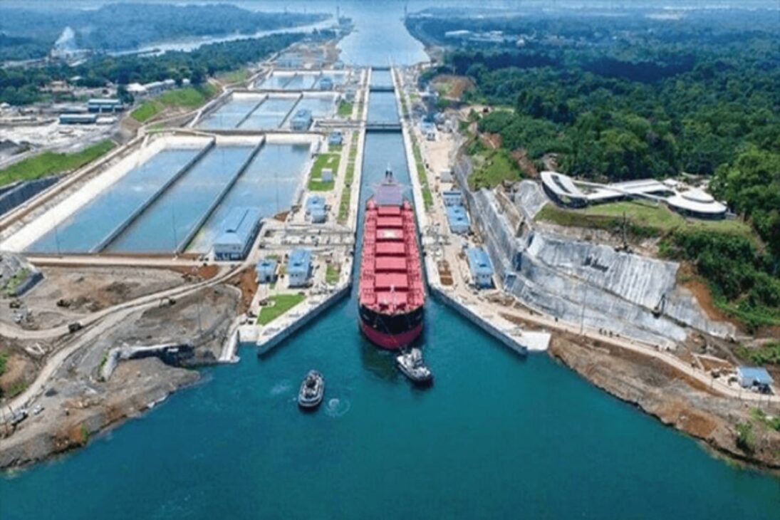 El Canal de Panamá usa las eclusas del Canal de Panamá y el lago Gatún para operar incluso en crisis hídrica y seguir siendo vital para el comercio mundial.