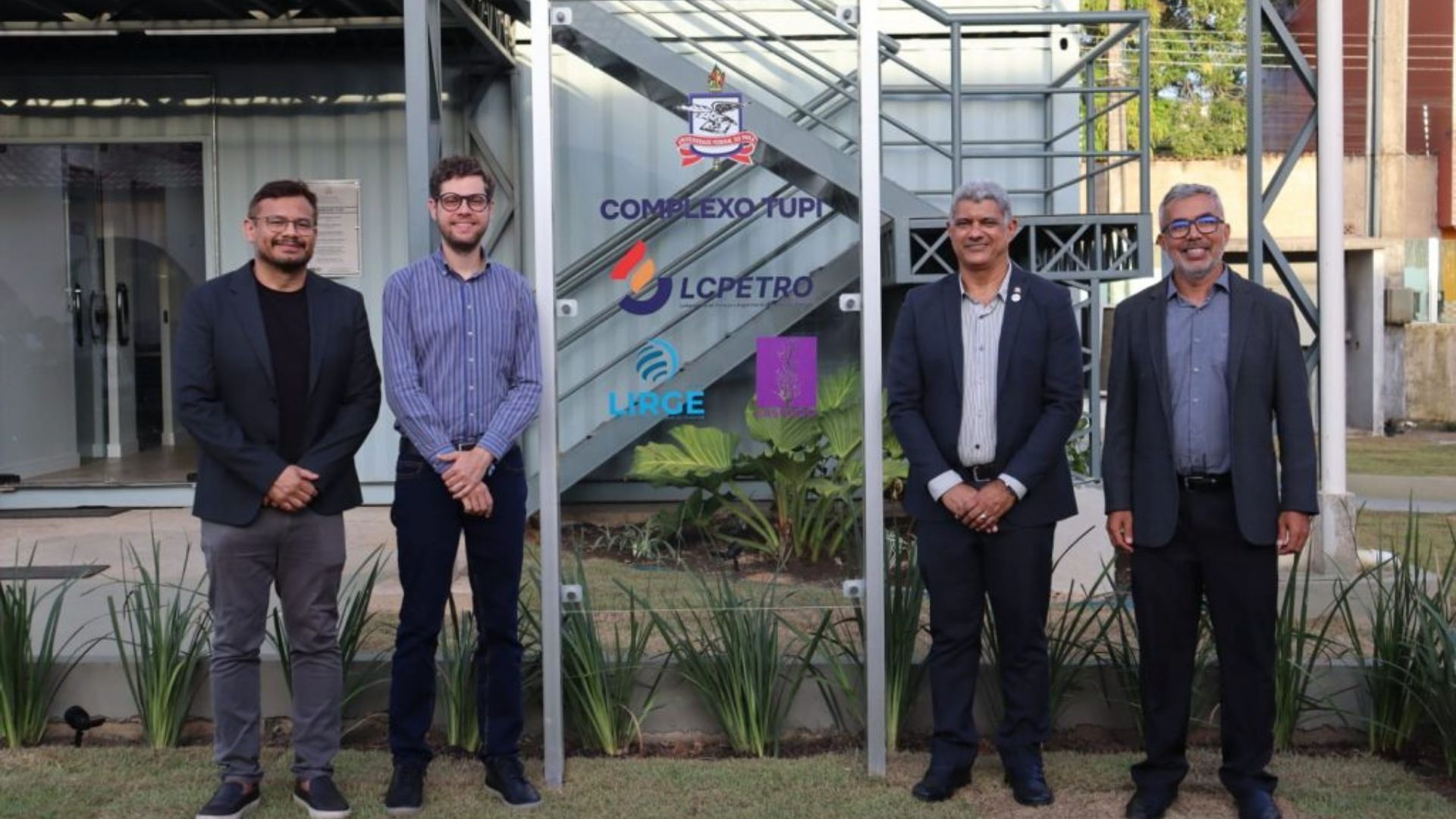 Representantes da UFPA e parceiros posam em frente ao Complexo Tupi, no Campus de Salinópolis, estrutura voltada a pesquisas em petróleo e energia.