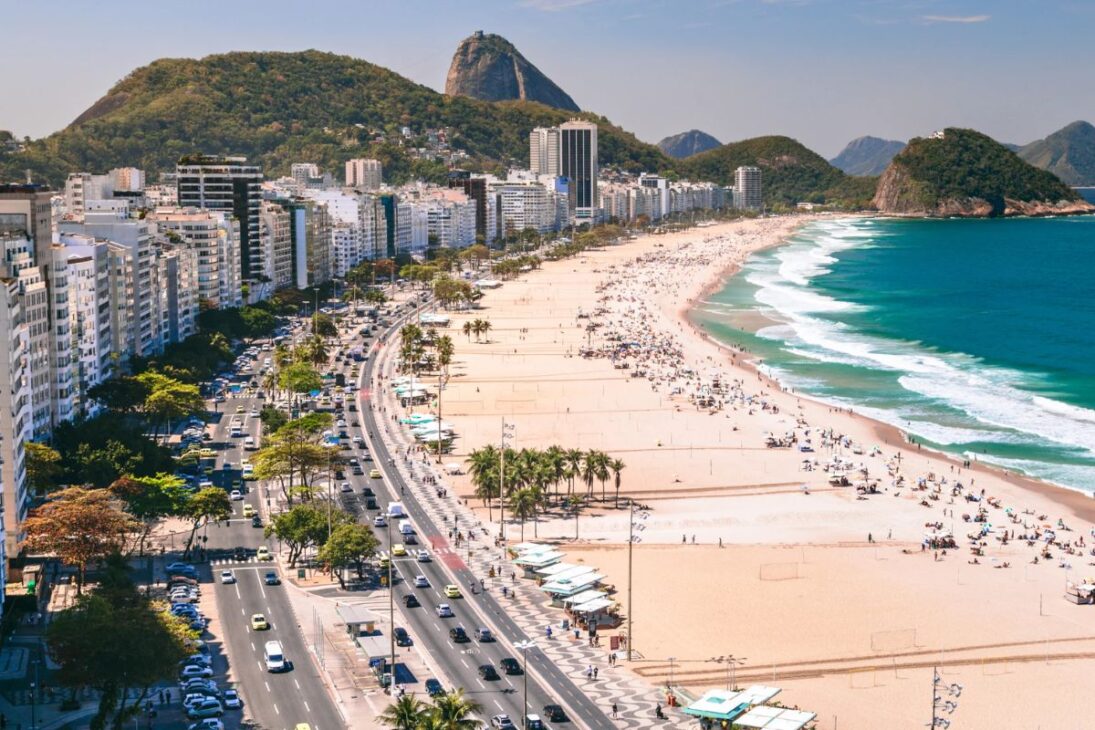 En Copacabana, el urbanismo de Copacabana mantiene vida de calle intensa mientras barrios de Río de Janeiro se extienden y refuerzan la zona sur de Río como excepción urbana difícil de copiar en Brasil.