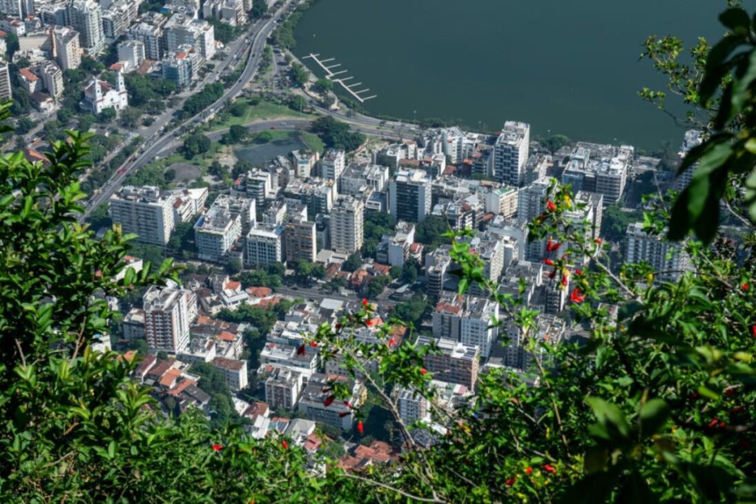 En Copacabana, el urbanismo de Copacabana mantiene vida de calle intensa mientras barrios de Río de Janeiro se extienden y refuerzan la zona sur de Río como excepción urbana difícil de copiar en Brasil.