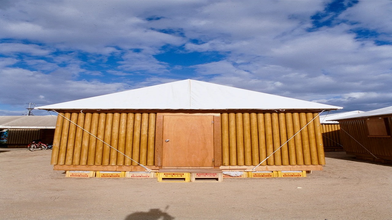 Construída com tubos de papelão estrutural no lugar de vigas e pilares, esta 'casa de papel' habitável projetada no Japão resistiu a vento e chuva, reduziu drasticamente o uso de concreto e mostrou que até papel pode virar estrutura