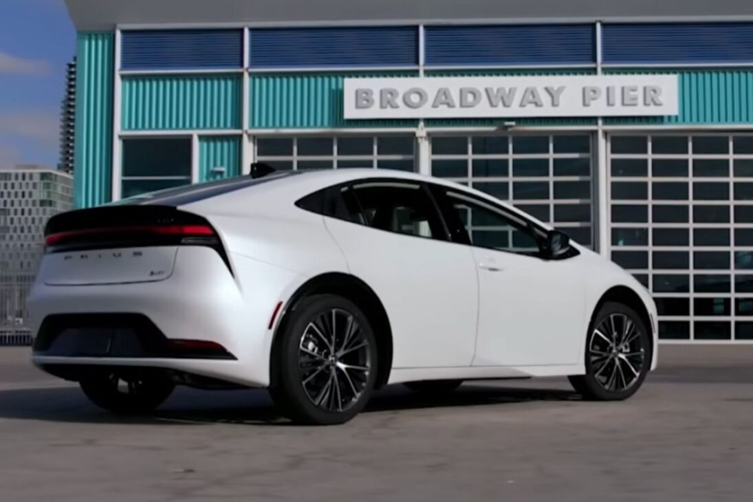 Nuevo Toyota Prius se convierte en laboratorio de Toyota, avanza en tecnología híbrida, entrega consumo superior a 30 km/l e influye en Corolla y Corolla Cross.