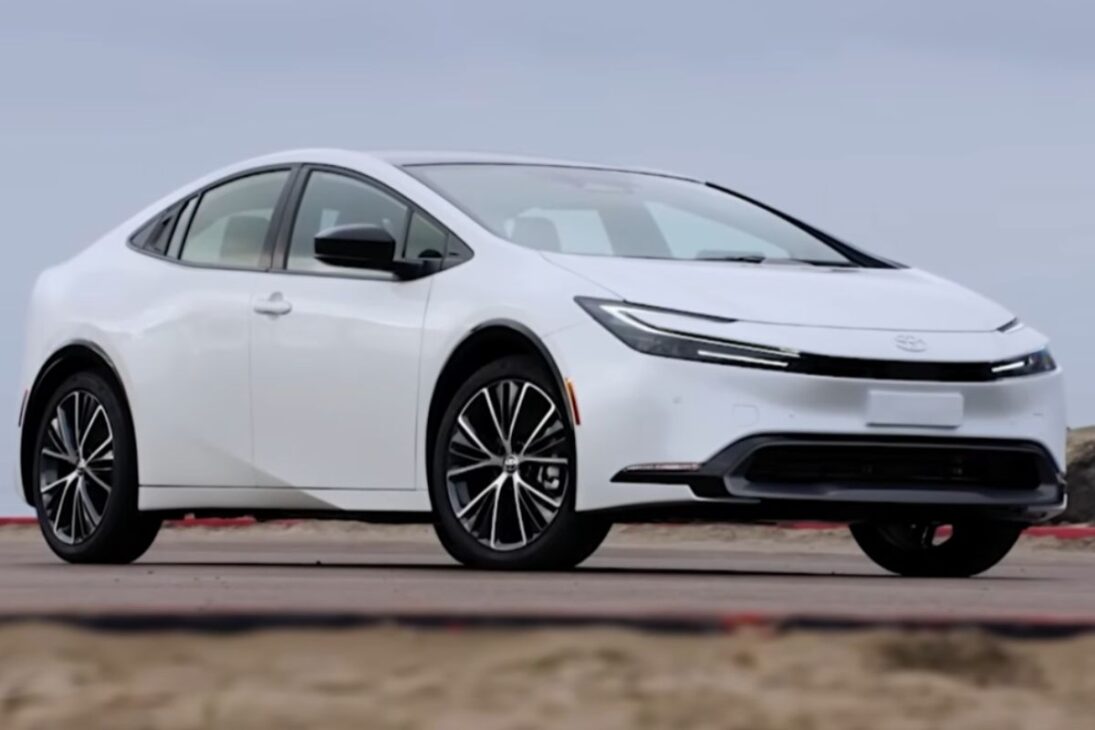 Nuevo Toyota Prius se convierte en laboratorio de Toyota, avanza en tecnología híbrida, entrega consumo superior a 30 km/l e influye en Corolla y Corolla Cross.