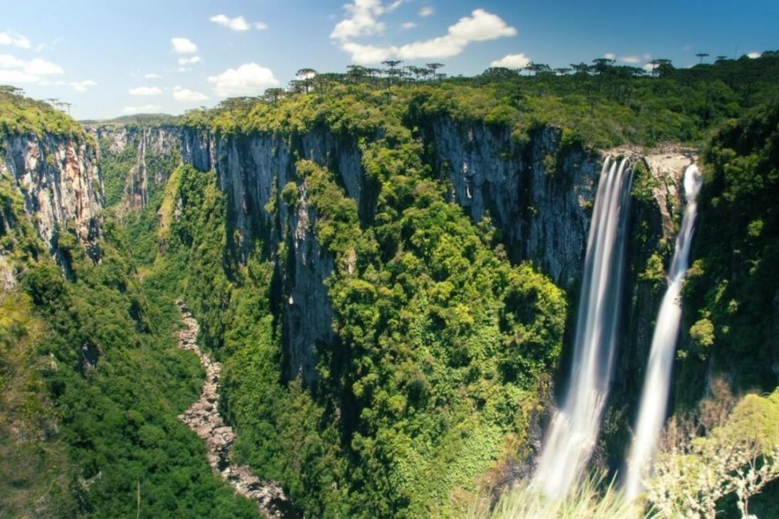 Reportagem muestra el lugar más surrealista del Sur en Aparados da Serra, con cañones gigantes, cascadas invisibles, senderos abisales y ciudad base estructurada para quienes quieren explorar cada mirador de estos cañones brasileños.