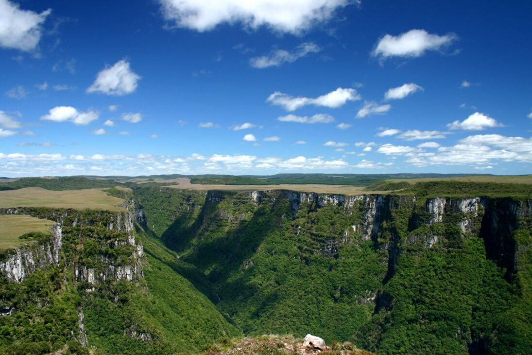 Reportagem muestra el lugar más surrealista del Sur en Aparados da Serra, con cañones gigantes, cascadas invisibles, senderos abisales y ciudad base estructurada para quienes quieren explorar cada mirador de estos cañones brasileños.