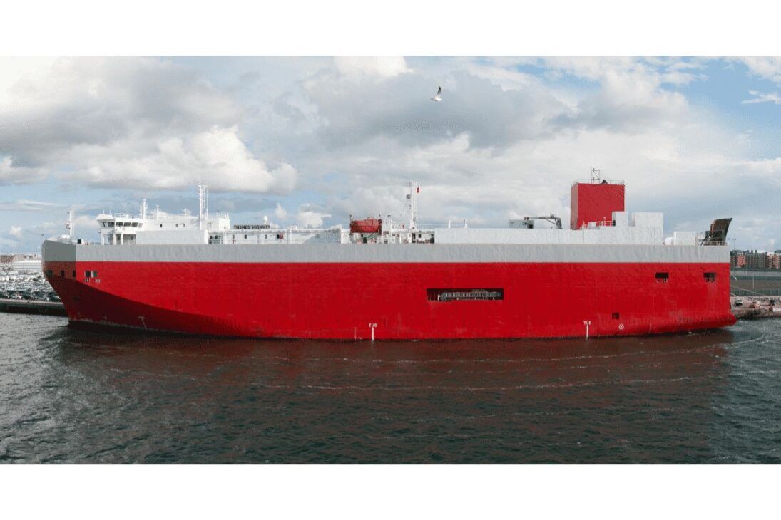 Conozca los barcos Ro-Ro gigantes que llevan vehículos y cargas en cubiertos móviles, con ventilación reforzada y máxima seguridad en cada travesía oceánica.