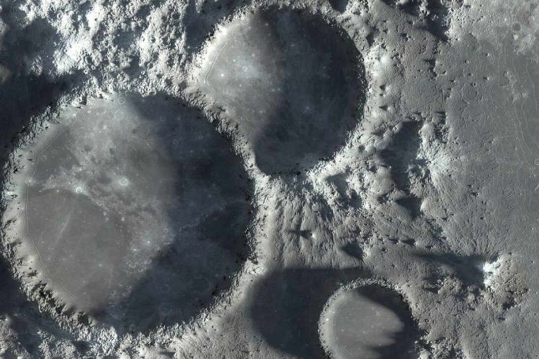 El descubrimiento de oro en cráter lunar coloca oro en la Luna en el centro de garimpo espacial billonario, acelera la carrera espacial lunar y amplía la disputa por recursos lunares.