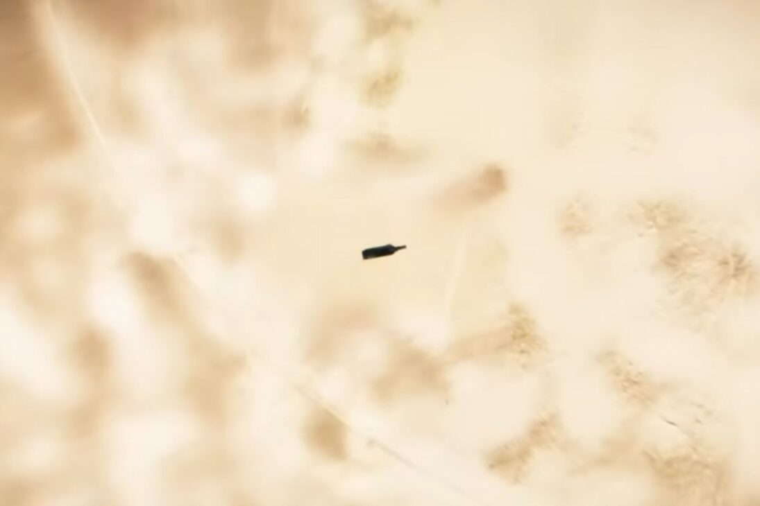 En El Desierto De China, Imágenes De Taklamakan Muestran Maquetas De Portaaviones Sobre Rieles Y Alimentan Hipótesis De Pruebas De Radar Y Entrenamientos De Misiles Ligados A Taiwán.