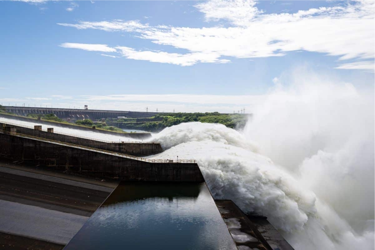 Em tempos de eventos climáticos extremos, uma hidrelétrica brasileira na fronteira volta ao debate por causa de reservatórios, vazões e gestão de recursos hídricos, tema que tende a ganhar ainda mais destaque nos próximos anos